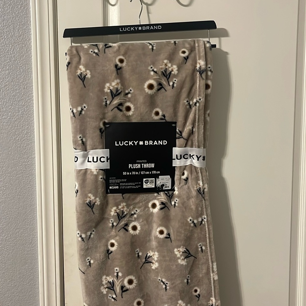 Lucky Brand Daisy plush throw. Beige with daisy